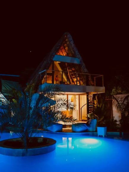 Cabaña bajo la noche estrellada